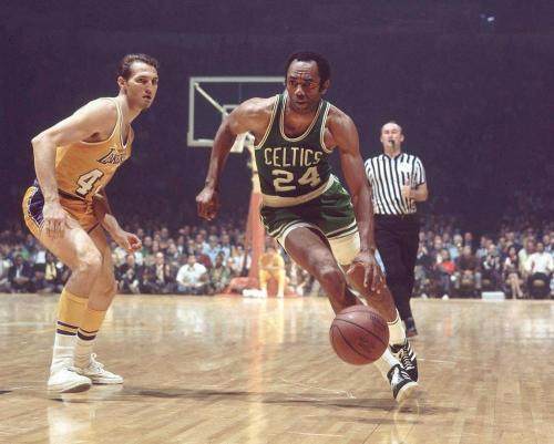 争议！火箭半场0罚球 东契奇压哨上篮 时间走完但裁判补哨吹罚2罚.